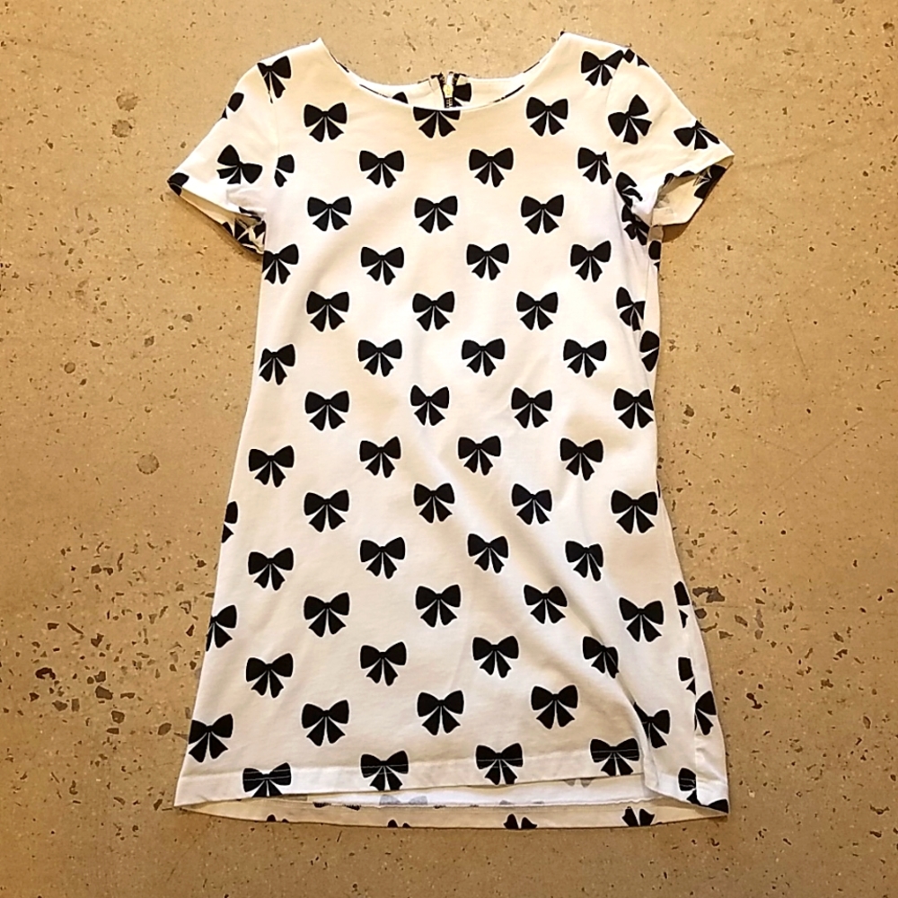 H&M Divided white with black bows zipper back short sleeve t shirt